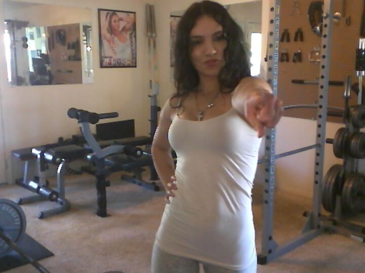 21P Süßes Babe mit tollen Bauchmuskeln Tia stellt ihren Bizeps im Heim-Fitnessstudio zur Schau