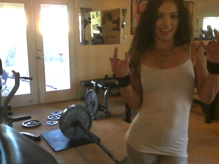 21P Süßes Babe mit tollen Bauchmuskeln Tia stellt ihren Bizeps im Heim-Fitnessstudio zur Schau