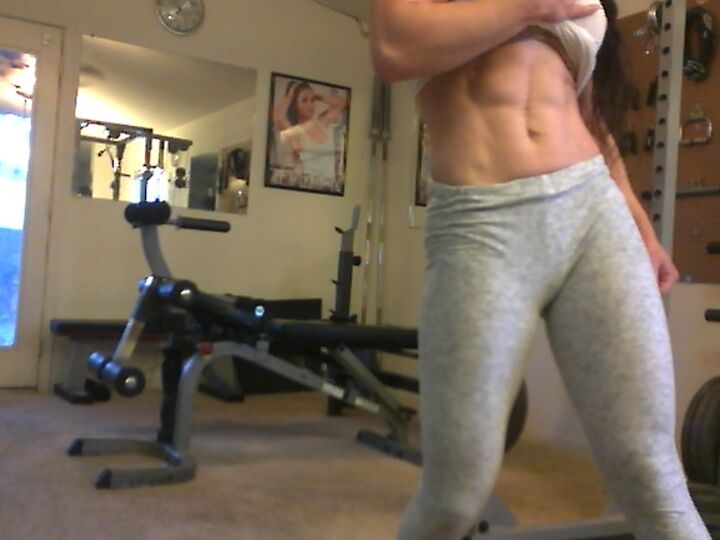 21P Süßes Babe mit tollen Bauchmuskeln Tia stellt ihren Bizeps im Heim-Fitnessstudio zur Schau