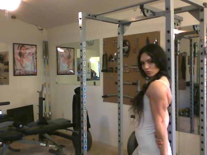 21P Süßes Babe mit tollen Bauchmuskeln Tia stellt ihren Bizeps im Heim-Fitnessstudio zur Schau