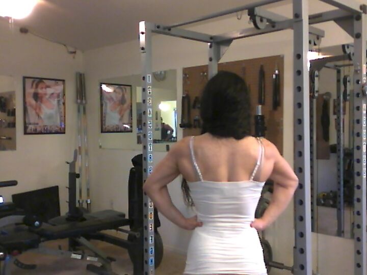 21P Süßes Babe mit tollen Bauchmuskeln Tia stellt ihren Bizeps im Heim-Fitnessstudio zur Schau