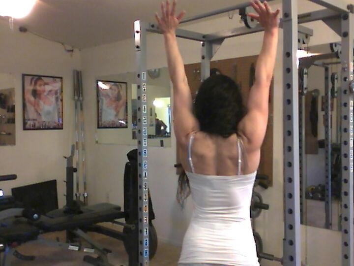 21P Süßes Babe mit tollen Bauchmuskeln Tia stellt ihren Bizeps im Heim-Fitnessstudio zur Schau