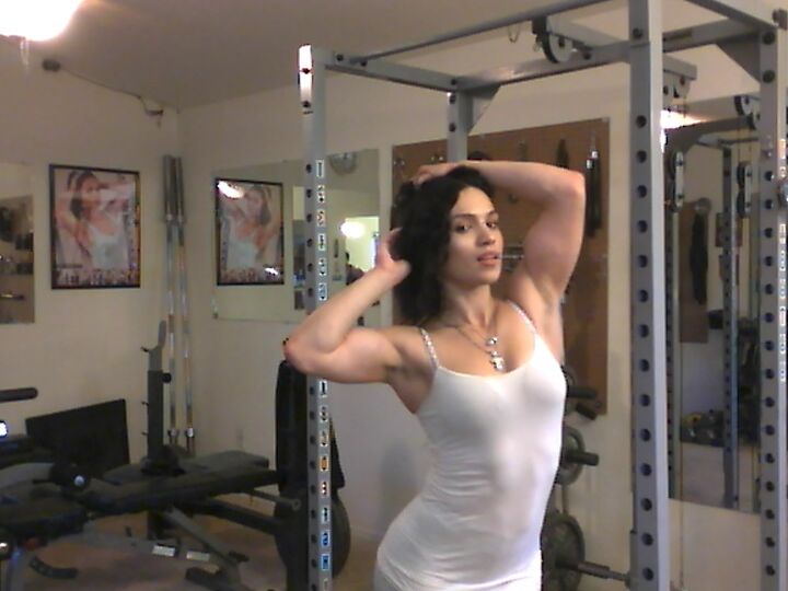 21P Süßes Babe mit tollen Bauchmuskeln Tia stellt ihren Bizeps im Heim-Fitnessstudio zur Schau