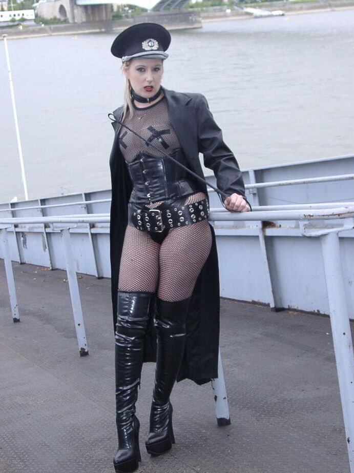 Le modèle 16P Solo Avengelique pose en tenue fétiche au bord d'un cours d'eau
