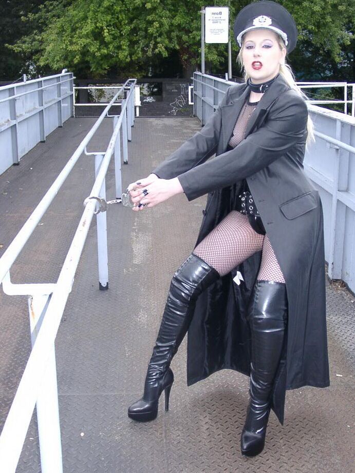 Le modèle 16P Solo Avengelique pose en tenue fétiche au bord d'un cours d'eau