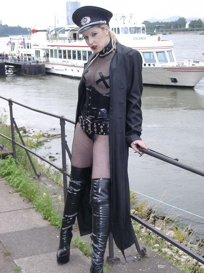 Le modèle 16P Solo Avengelique pose en tenue fétiche au bord d'un cours d'eau