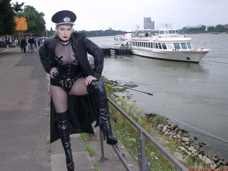 Le modèle 16P Solo Avengelique pose en tenue fétiche au bord d'un cours d'eau