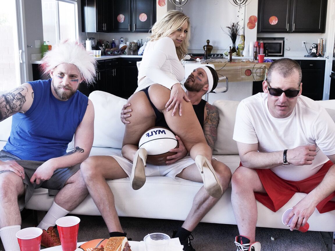 21P La MILF aux gros seins Katie Morgan baise un autre homme pendant que son mari regarde le basket