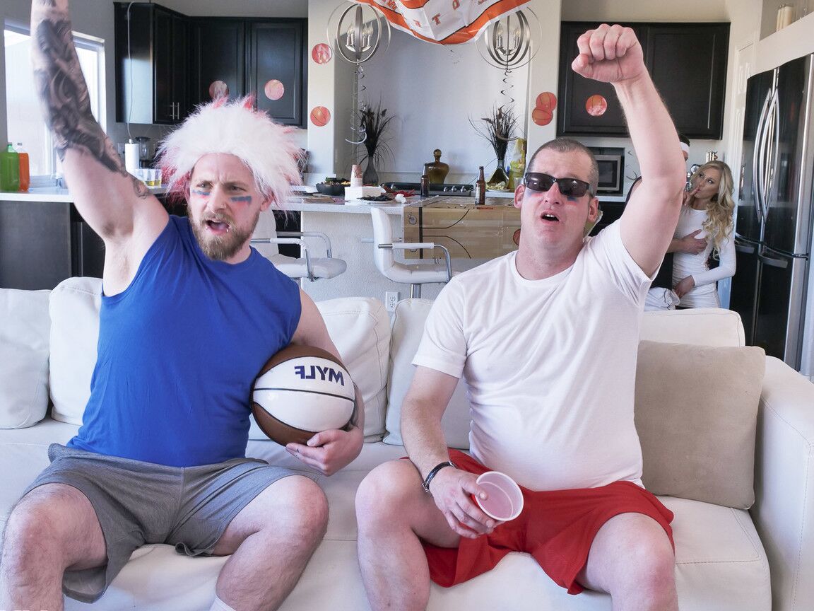 21P La MILF aux gros seins Katie Morgan baise un autre homme pendant que son mari regarde le basket