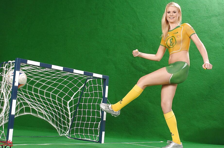 16P Yasmine Gold expõe suas curvas sensuais cobertas com uniforme esportivo pintado no corpo