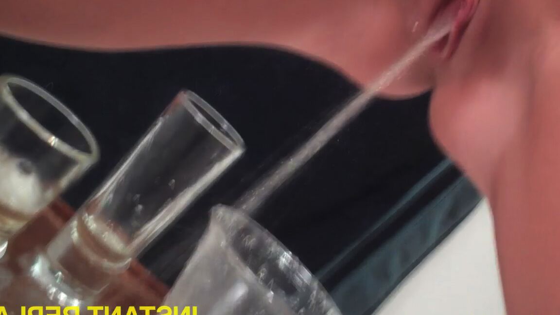 15P Puta loira encaracolada bebendo mijo na tigela