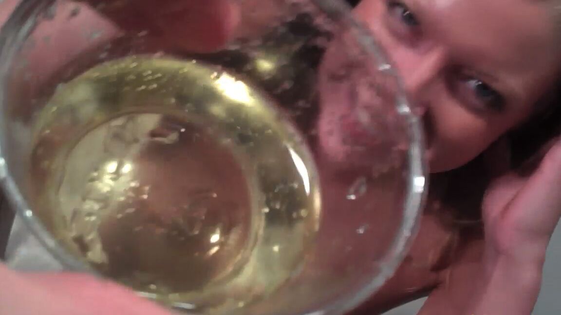 15P Puta loira encaracolada bebendo mijo na tigela