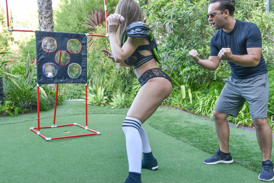 21P Estrela pornográfica loira em uniforme de futebol Britney Amber cavalga um pau ao ar livre