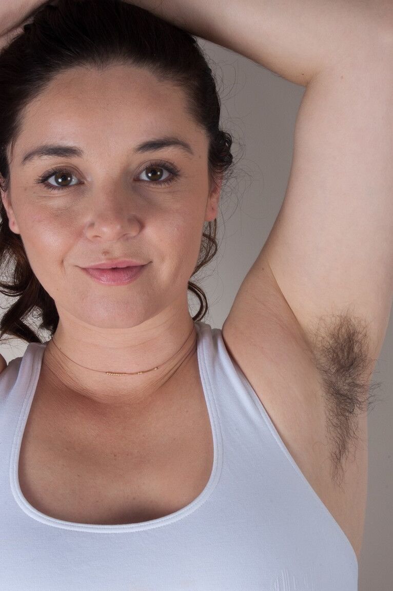 La deportista 12P Maxine Holloway se desnuda en su colchoneta para revelar su coño peludo