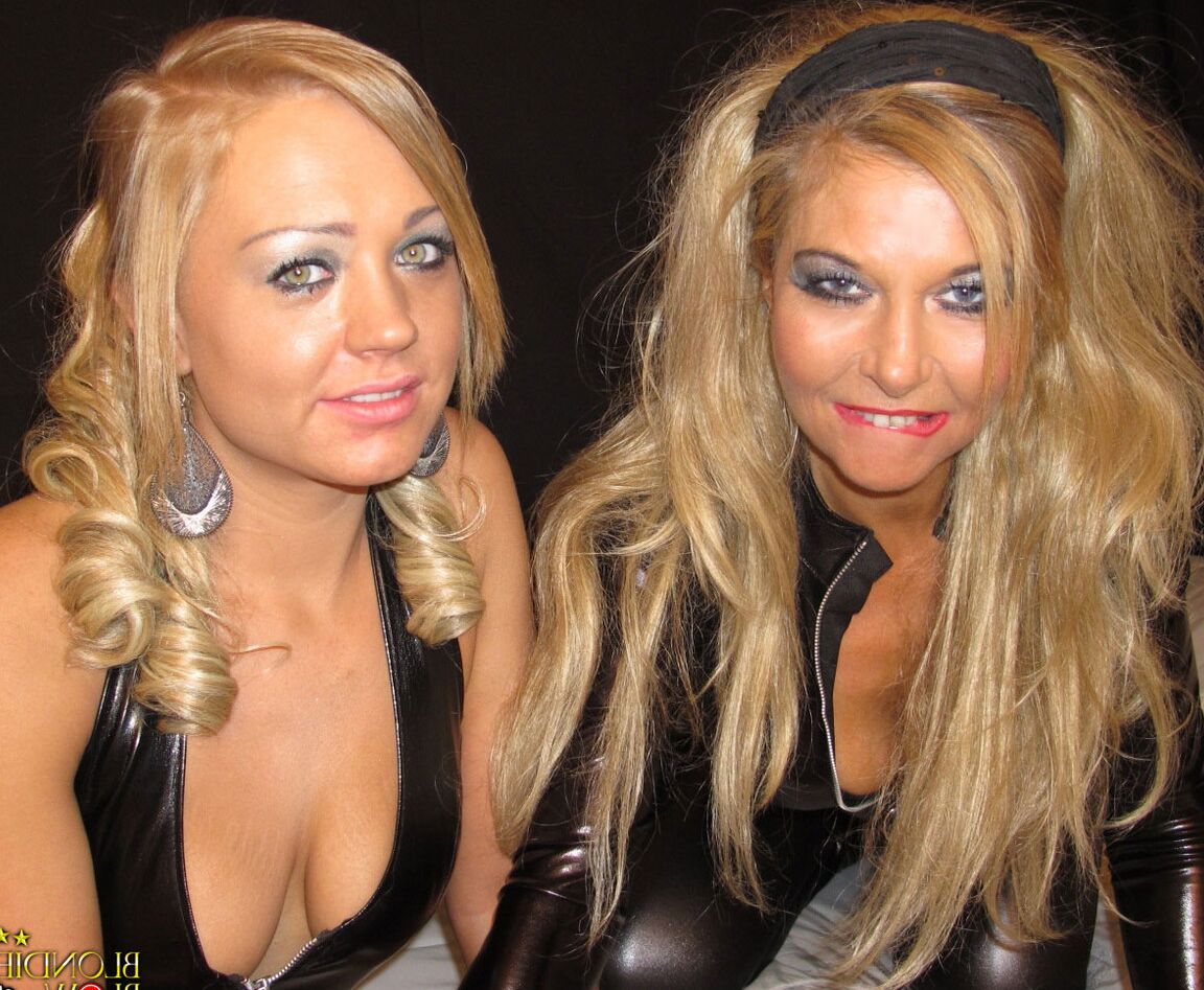 14P Blondie Blow et sa copine coquine jouent à des jeux sexuels coquins