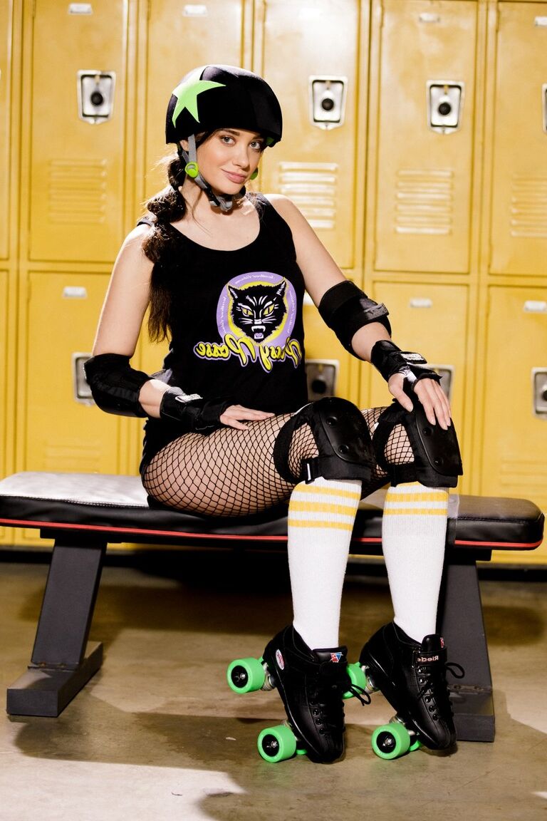 15P Solo girl bares her tits and twat on a bench while wearing roller skates