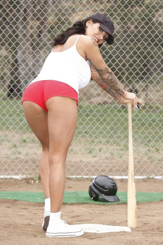 16P Sports La MILF Ricki Raxxx juega al béisbol desnuda al aire libre