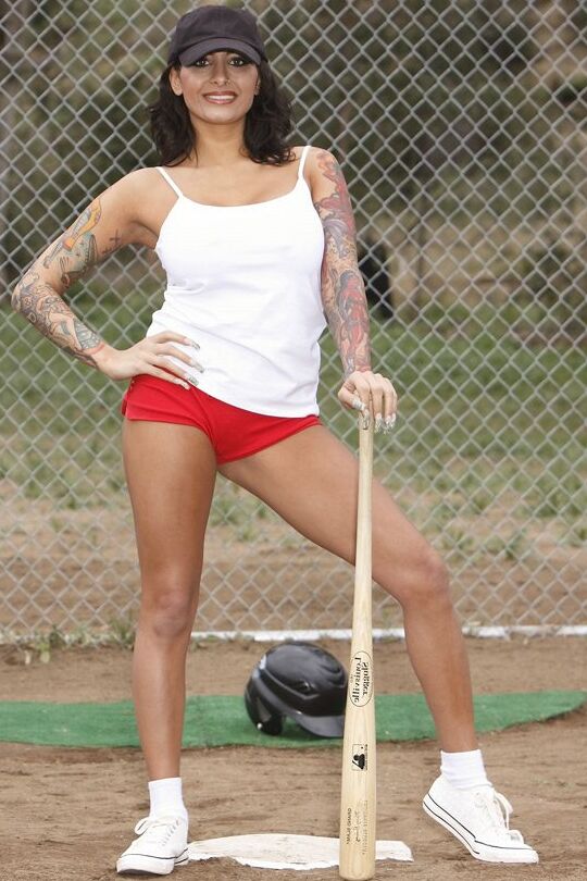 16P Sports La MILF Ricki Raxxx juega al béisbol desnuda al aire libre