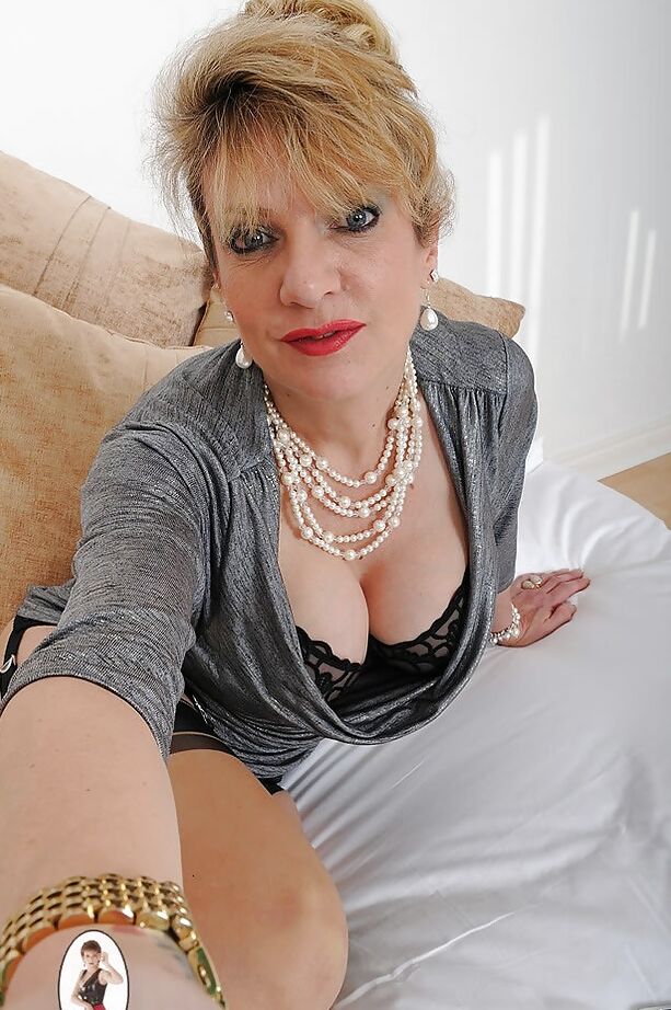 15P Linda senhora madura Sonia posando em lingerie e vagina jilling