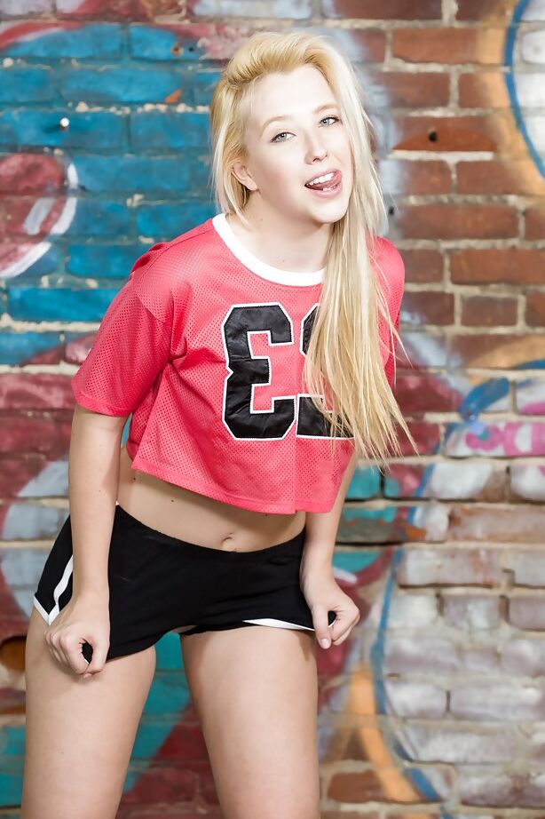 16P A estrela pornográfica adolescente Samantha Rone removendo o short para mostrar a calcinha rosa