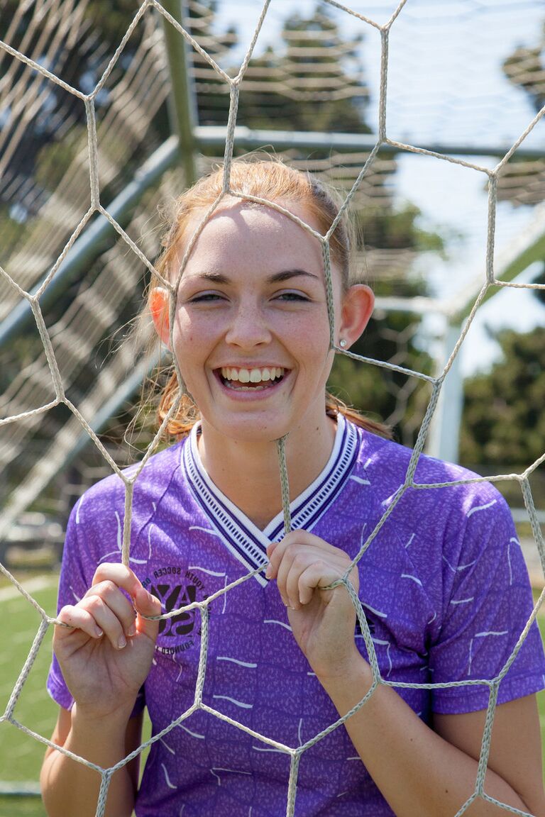 12P Die sportliche rothaarige Teenagerin Bailey Rayne zeigt ihren knackigen Arsch auf dem Fußballplatz