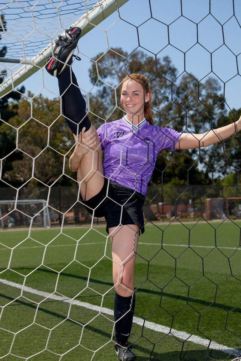 12P Die sportliche rothaarige Teenagerin Bailey Rayne zeigt ihren knackigen Arsch auf dem Fußballplatz