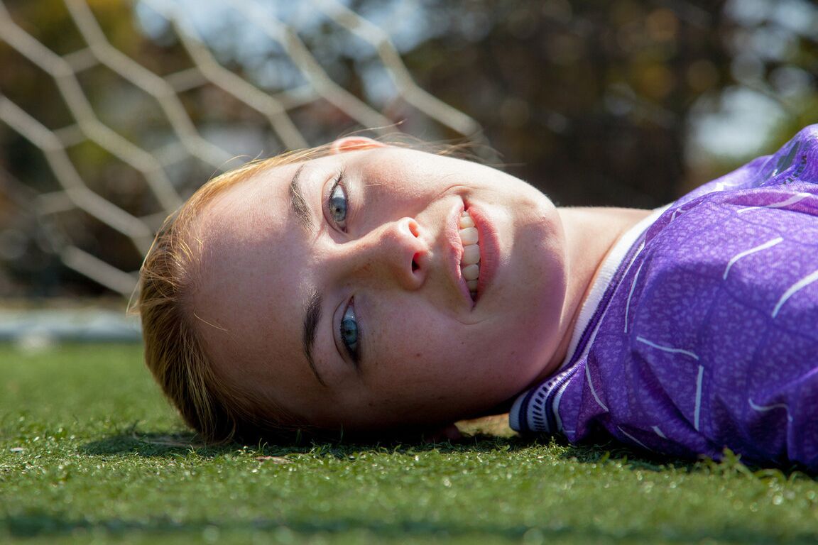 12P Die sportliche rothaarige Teenagerin Bailey Rayne zeigt ihren knackigen Arsch auf dem Fußballplatz
