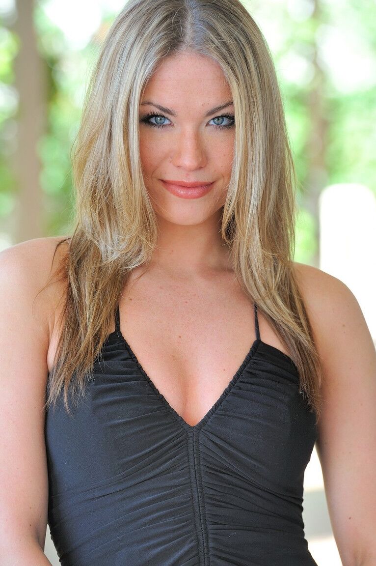 21P La encantadora belleza Carolyn se levanta el vestido en público