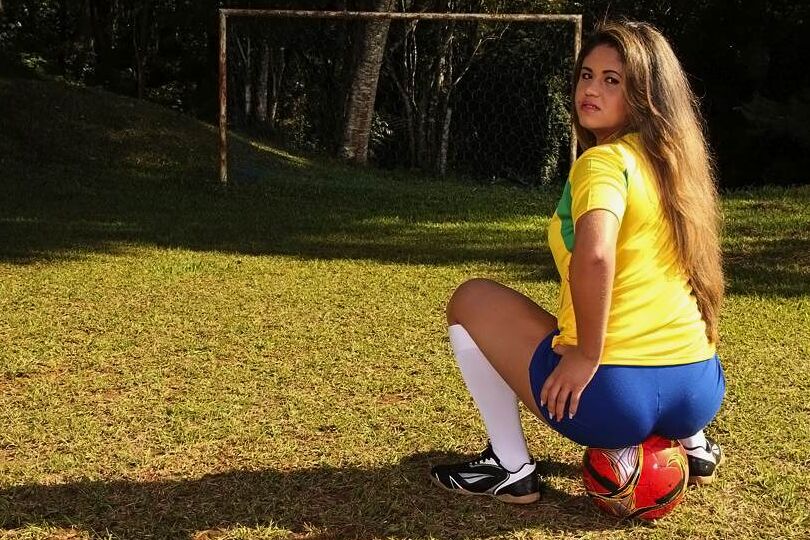 16P ラテン系女子サッカー選手がフィールドでニーソックスを履いた大きなお尻を披露