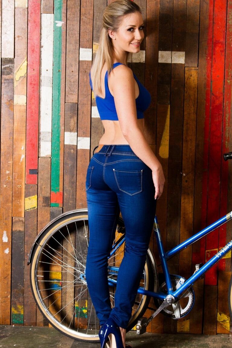 12P A loira sexy Candice Collyer mostra sua bela bunda em jeans justos