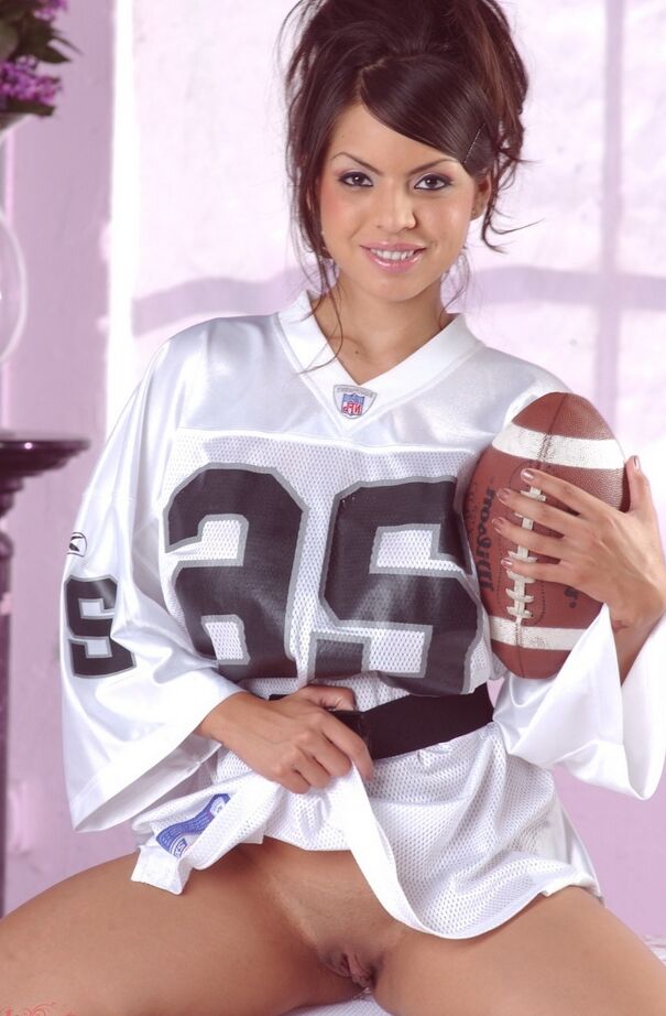 15P La sexy latina Yuri Luv libera sus grandes tetas y su trasero de la camiseta de fútbol