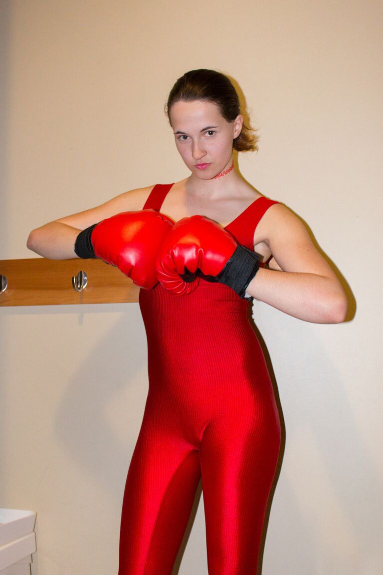 Portia Kincaid, petite amie adolescente de 12P, porte des gants de boxeur