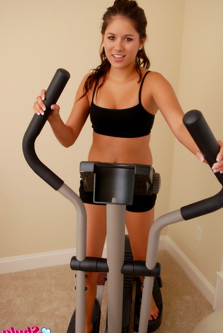 12P Charming teen Shyla Jennings shows her ass crack while working out