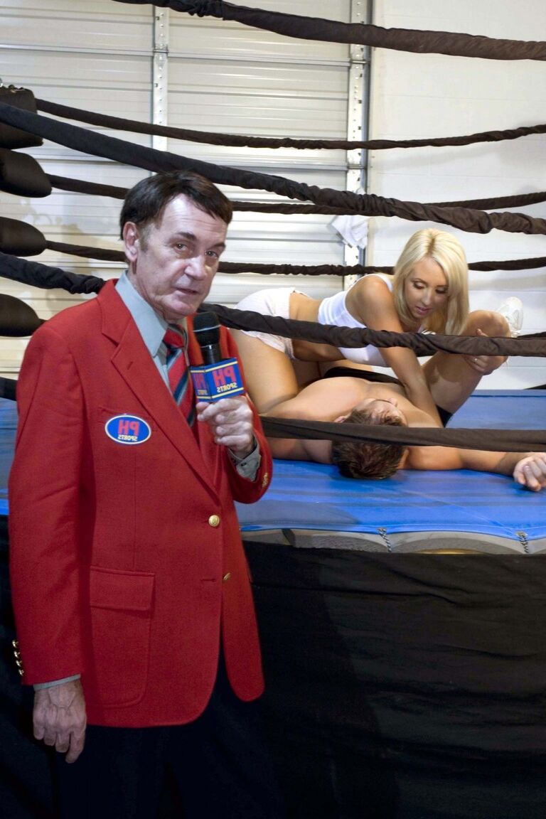 17P Rubia cachonda Jessica Lynn lamida y follada por el boxeador en el ring