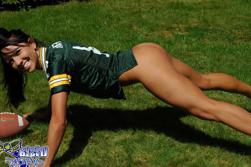 12P Sexy packers fã Trista Stevens jogando futebol nua