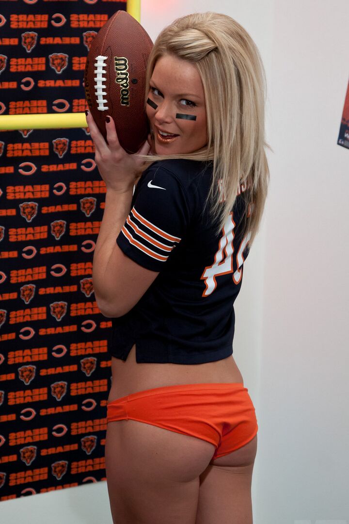 15P L'amatrice blonde Meet Madden se retrouve seins nus en tenant un ballon de football