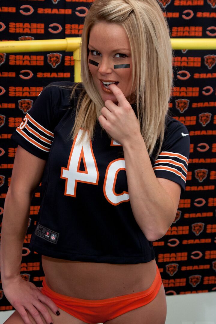 15P L'amatrice blonde Meet Madden se retrouve seins nus en tenant un ballon de football