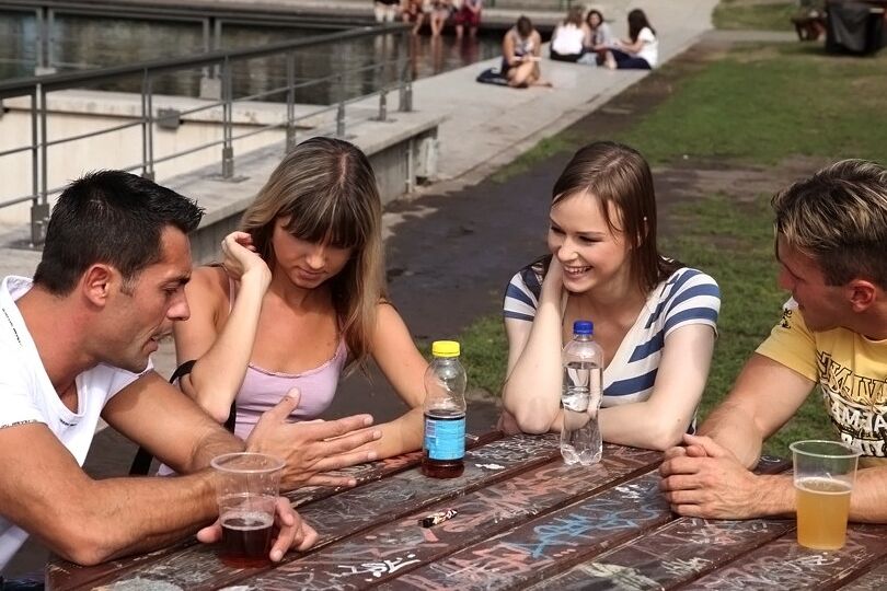16P Adolescentes europeus sacanagens fazem sexo em grupo fervoroso com caras bem dotados