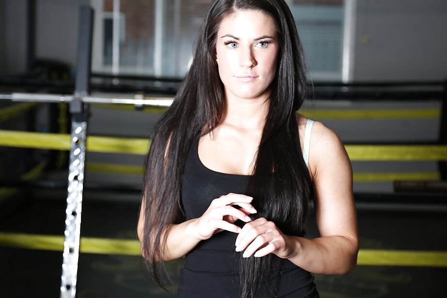 16P Das schwüle MILF-Babe Athina Love zeigt ihren sportlichen Körper und ihre harten Nippel