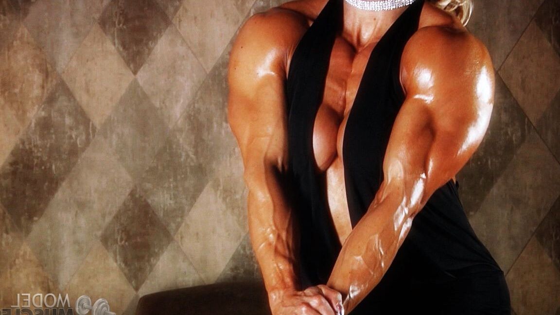 La culturiste 21P Brigita Brezovac affiche ses muscles