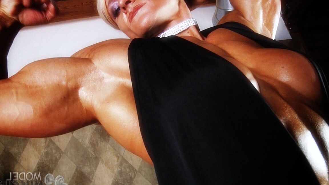 La culturiste 21P Brigita Brezovac affiche ses muscles