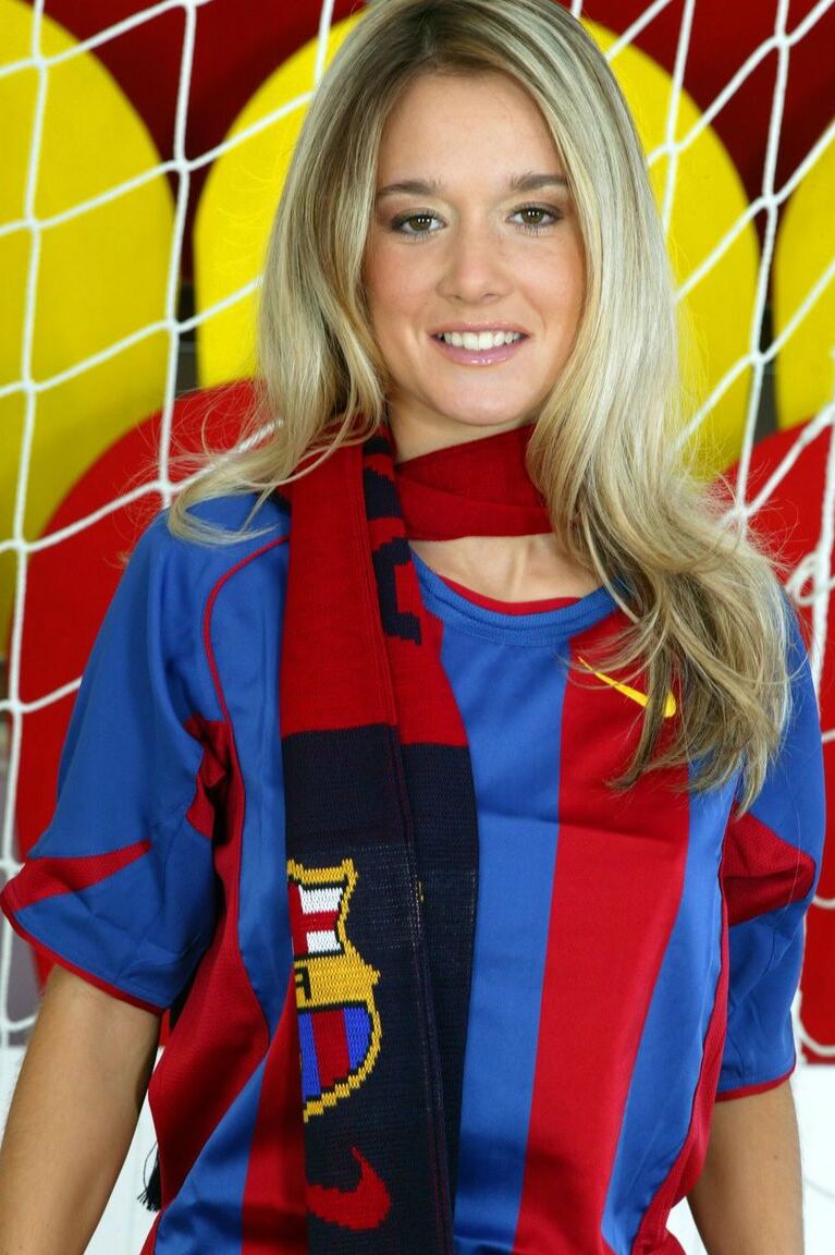 15P Rubia sexy muestra sus tetas y su chocho mientras mantiene la portería del club de fútbol