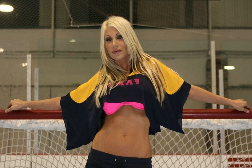 16P MILF sexy aux gros seins Puma Swede se déshabille en jouant au hockey