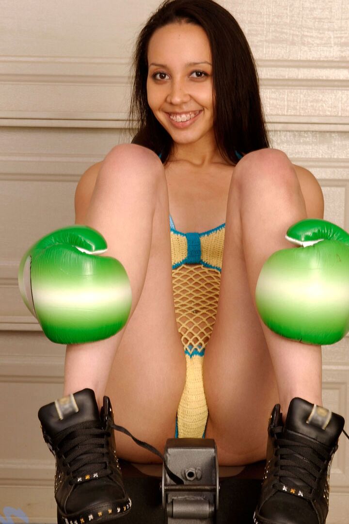 15P La pequeña adolescente Alana Ryder se quita los guantes de boxeo y el bikini antes de masturbarse