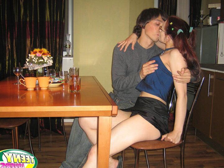 16P Adolescentes excitados fazem sexo incrivelmente ousado na mesa da cozinha