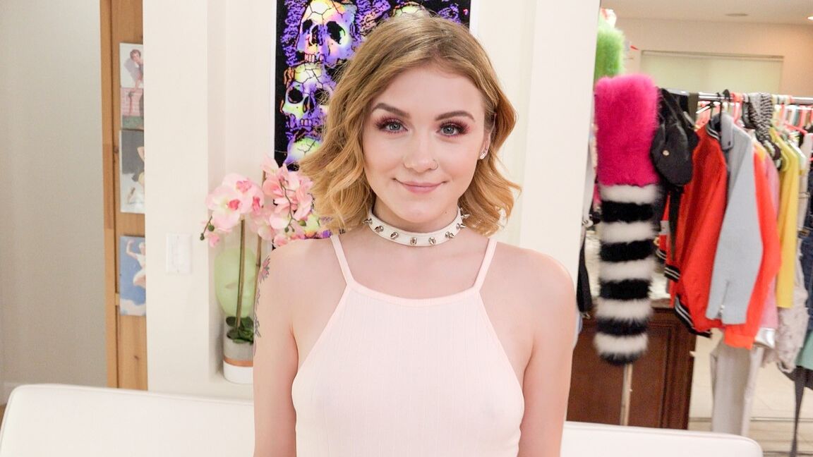15P Die zierliche Teenagerin Rosalyn Sphinx nimmt an hartem Muschi-zu-Mund-Sex teil