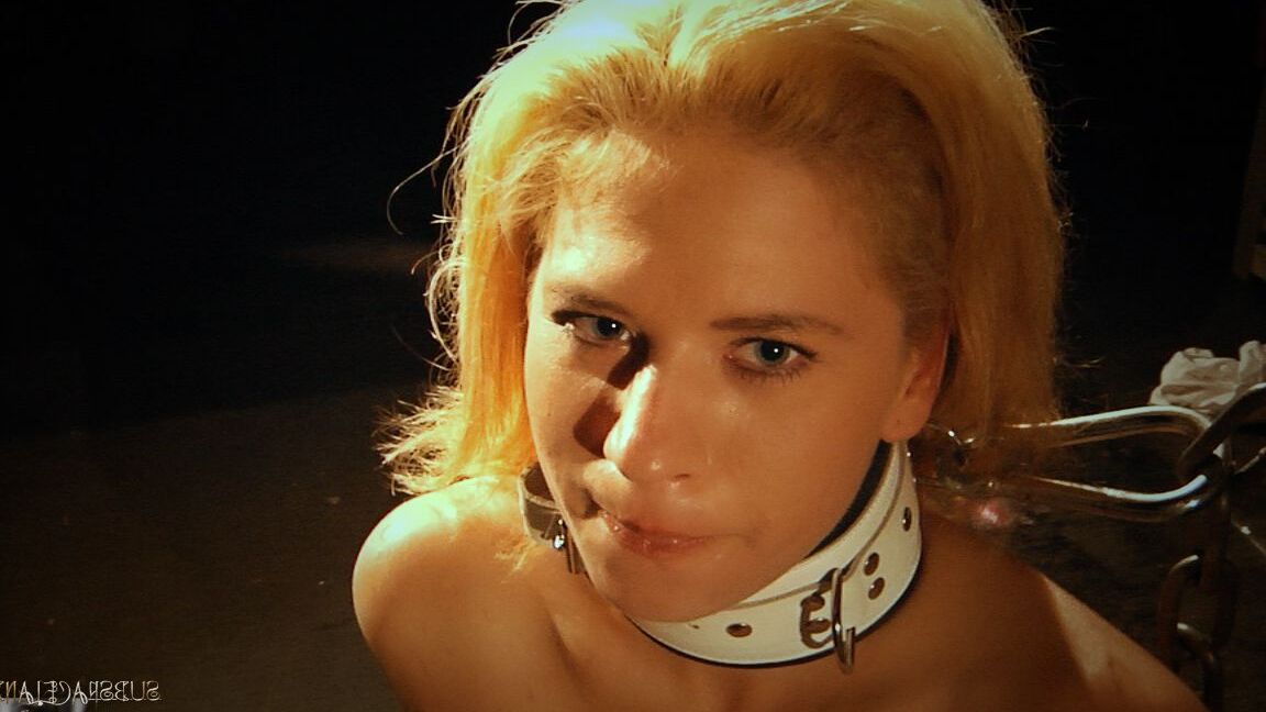21P Die unterwürfige tschechische Blondine Lara Sweet gibt gefesselt einen intensiven Blowjob