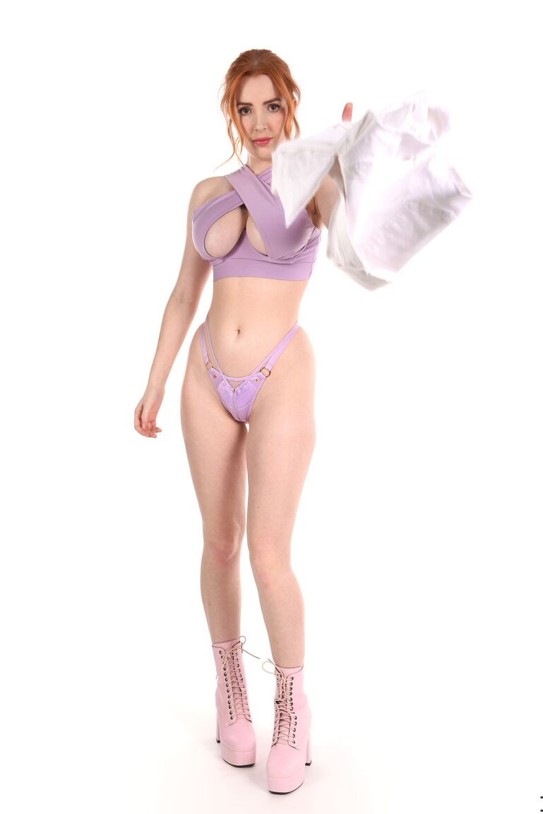 15P La preciosa pelirroja Scarlett Jones se mete los dedos en el coño después de dejar al descubierto su cuerpazo