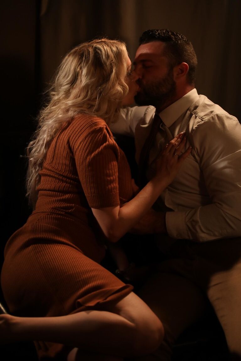 21P La MILF rubia caliente Amber Jayne prueba una polla antes de ser follada sensualmente