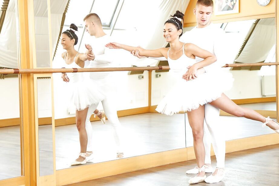 Die 16P-Brünette Keira lässt sich die kahle Ballerina-Muschi fingern und ficken